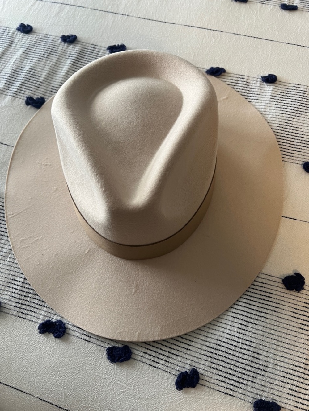 Women’s Classic Wide-Brim Felt Hat in Beige
